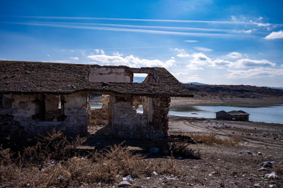 Satul ascuns care a ieșit la suprafață după ce un baraj a secat. Imagini incredibile cu ruinele apărute din apă 959247