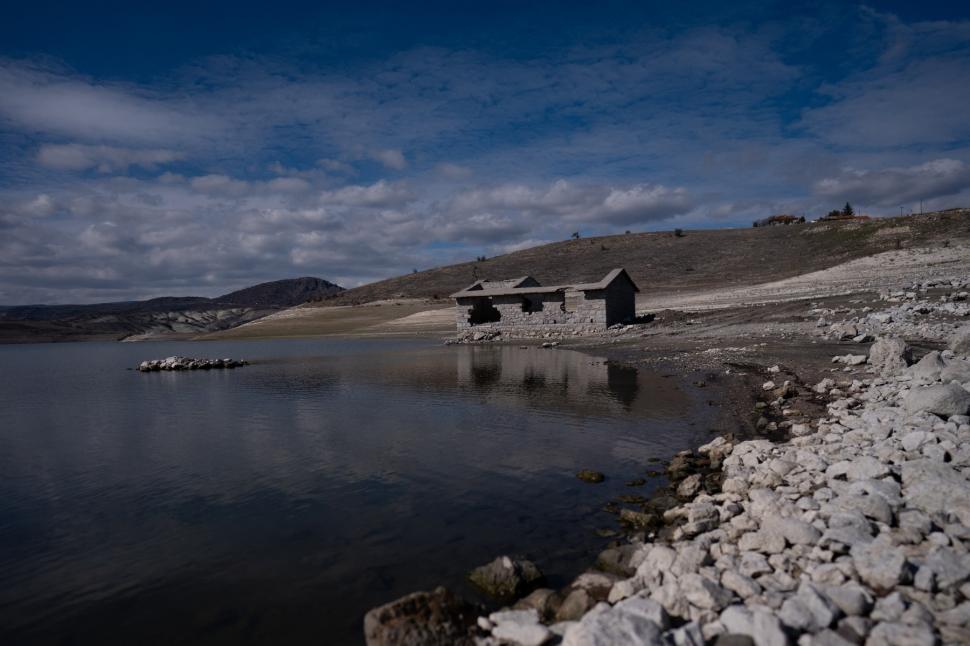 Satul ascuns care a ieșit la suprafață după ce un baraj a secat. Imagini incredibile cu ruinele apărute din apă 959249