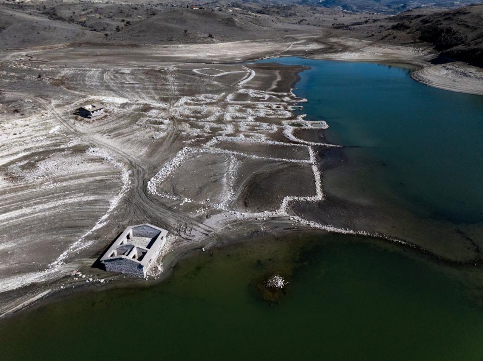 Satul ascuns care a ieșit la suprafață după ce un baraj a secat. Imagini incredibile cu ruinele apărute din apă 959250