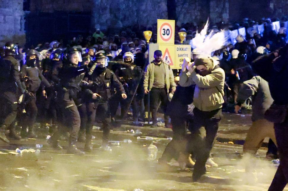 Turcia fierbe după reținerea lui Imamoglu: „Nu suntem inamici ai statului, dar ceea ce se petrece este ilegal” 959474