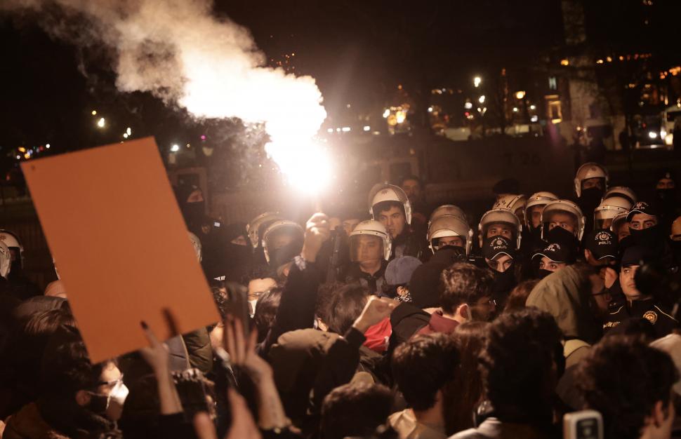 Turcia stă pe un butoi de pulbere. Proteste cu 300.000 de oameni față de Erdogan. Zeci de arestări după mesajele pe rețele sociale 959403