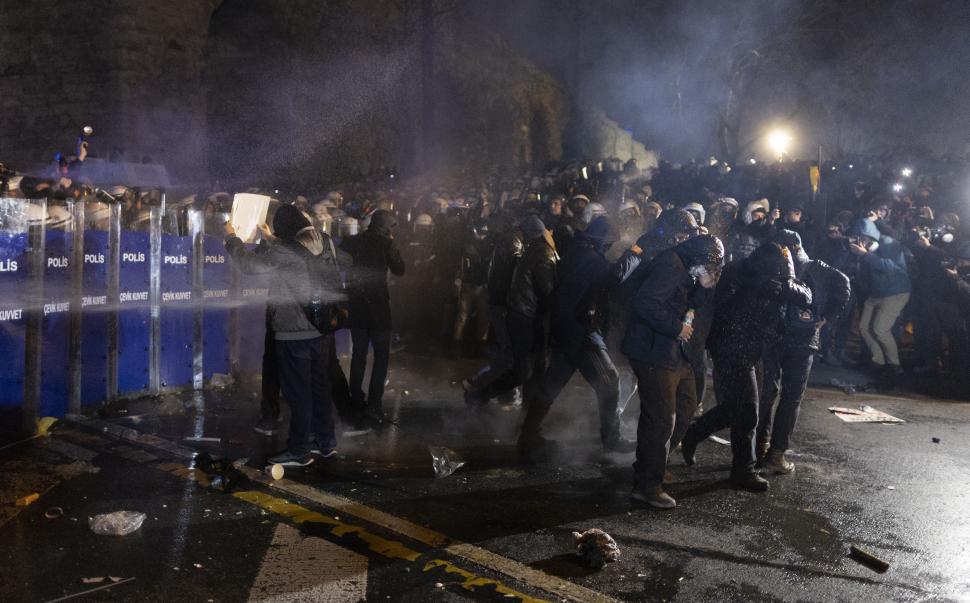 Turcia stă pe un butoi de pulbere. Proteste cu 300.000 de oameni față de Erdogan. Zeci de arestări după mesajele pe rețele sociale 959405