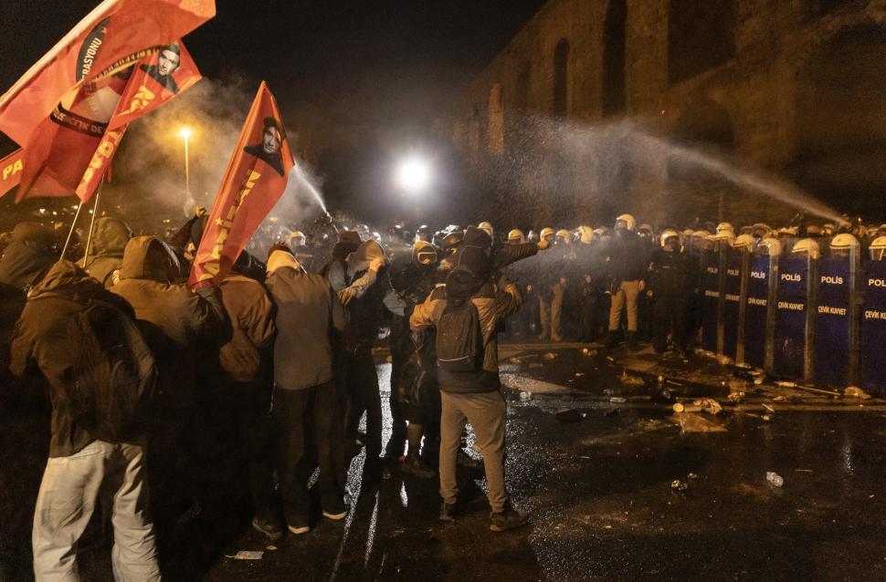 Turcia stă pe un butoi de pulbere. Proteste cu 300.000 de oameni față de Erdogan. Zeci de arestări după mesajele pe rețele sociale 959409