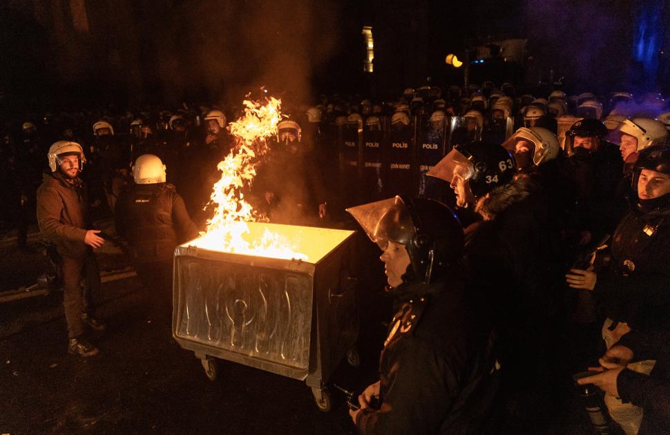 Turcia stă pe un butoi de pulbere. Proteste cu 300.000 de oameni față de Erdogan. Zeci de arestări după mesajele pe rețele sociale 959410