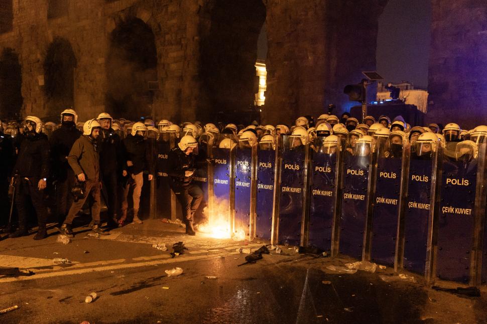 Turcia stă pe un butoi de pulbere. Proteste cu 300.000 de oameni față de Erdogan. Zeci de arestări după mesajele pe rețele sociale 959411