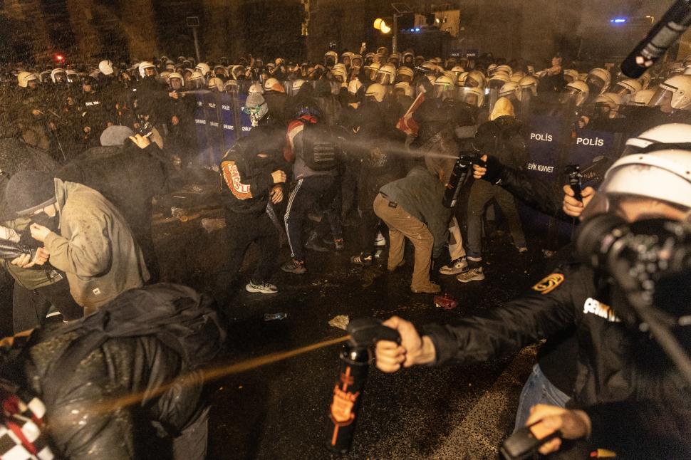 Turcia stă pe un butoi de pulbere. Proteste cu 300.000 de oameni față de Erdogan. Zeci de arestări după mesajele pe rețele sociale 959412