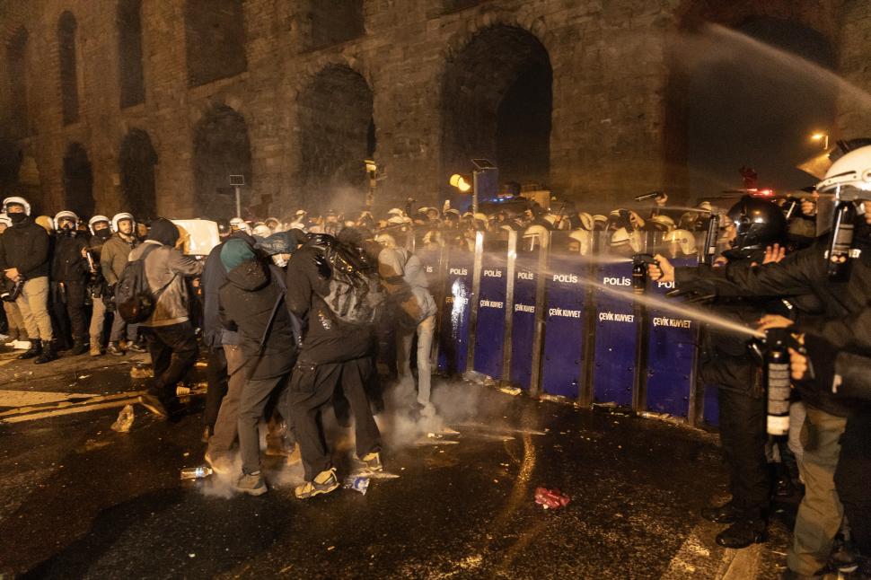 Turcia stă pe un butoi de pulbere. Proteste cu 300.000 de oameni față de Erdogan. Zeci de arestări după mesajele pe rețele sociale 959413