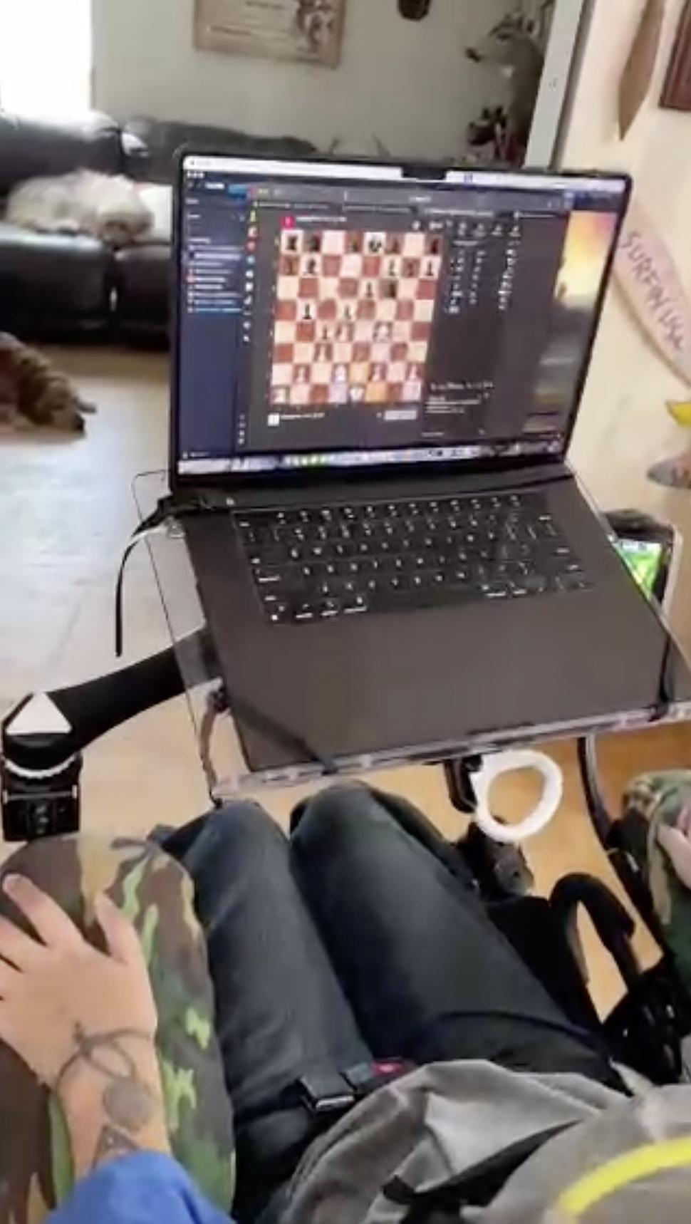 Bărbatul care are un cip de citit gânduri în creier: „Sună ca dintr-un film SF. Așa ceva nu ar trebui să fie posibil!” 959525