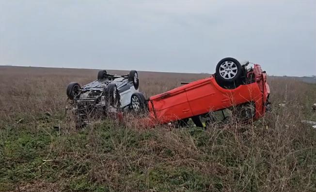 Mașini răsturnate peste gardul bazei NATO de la Kogălniceanu. Patru oameni au ajuns la spital 959505