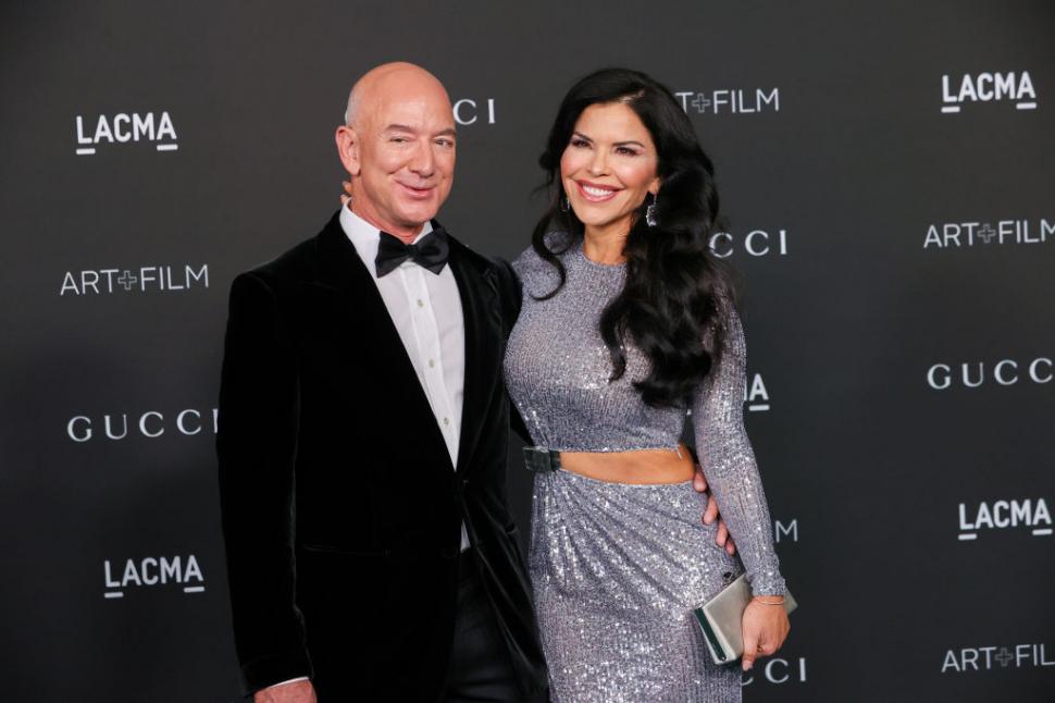 Miliardarul Jeff Bezos se însoară cu logodnica lui, fosta jurnalistă Lauren Sanchez. Unde va avea loc „nunta secolului” 959801