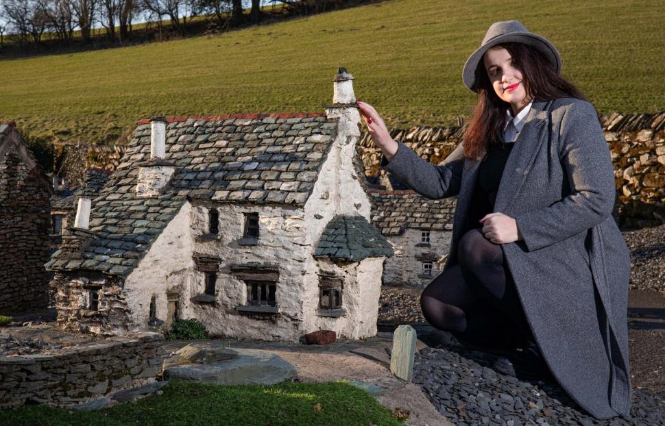 Pare un sat obișnuit cu 100 de case din piatră. Fotografiile cu oameni pe străzi dezvăluie însă ceva inedit 959678