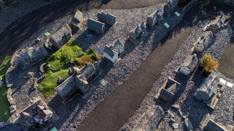 Pare un sat obișnuit cu 100 de case din piatră. Fotografiile cu oameni pe străzi dezvăluie însă ceva inedit 959679