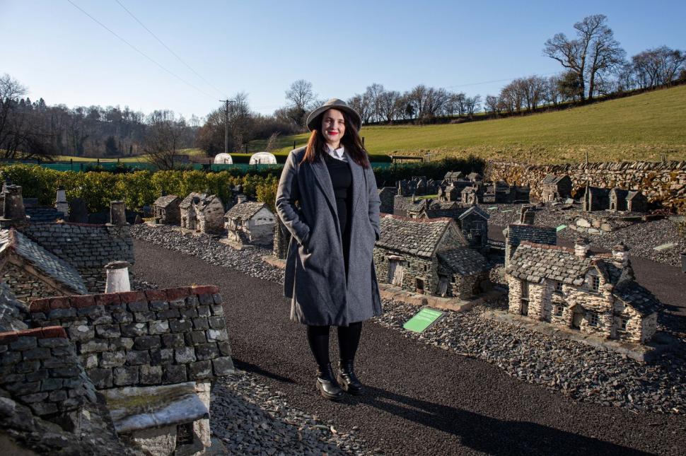 Pare un sat obișnuit cu 100 de case din piatră. Fotografiile cu oameni pe străzi dezvăluie însă ceva inedit 959680