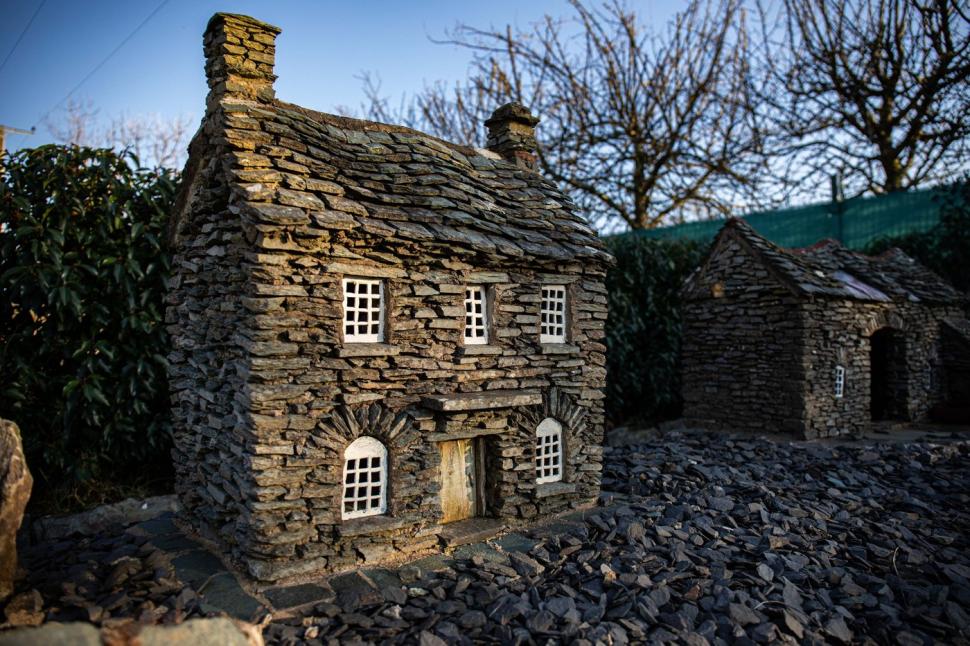 Pare un sat obișnuit cu 100 de case din piatră. Fotografiile cu oameni pe străzi dezvăluie însă ceva inedit 959681