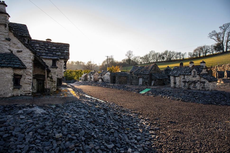 Pare un sat obișnuit cu 100 de case din piatră. Fotografiile cu oameni pe străzi dezvăluie însă ceva inedit 959682