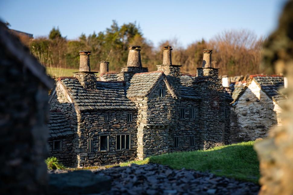 Pare un sat obișnuit cu 100 de case din piatră. Fotografiile cu oameni pe străzi dezvăluie însă ceva inedit 959683