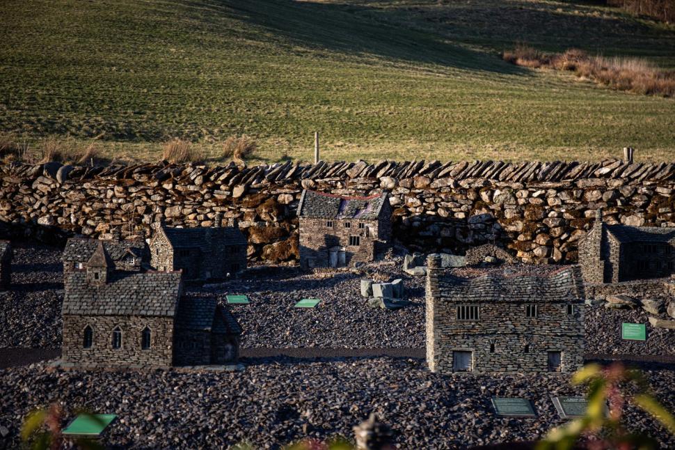Pare un sat obișnuit cu 100 de case din piatră. Fotografiile cu oameni pe străzi dezvăluie însă ceva inedit 959684