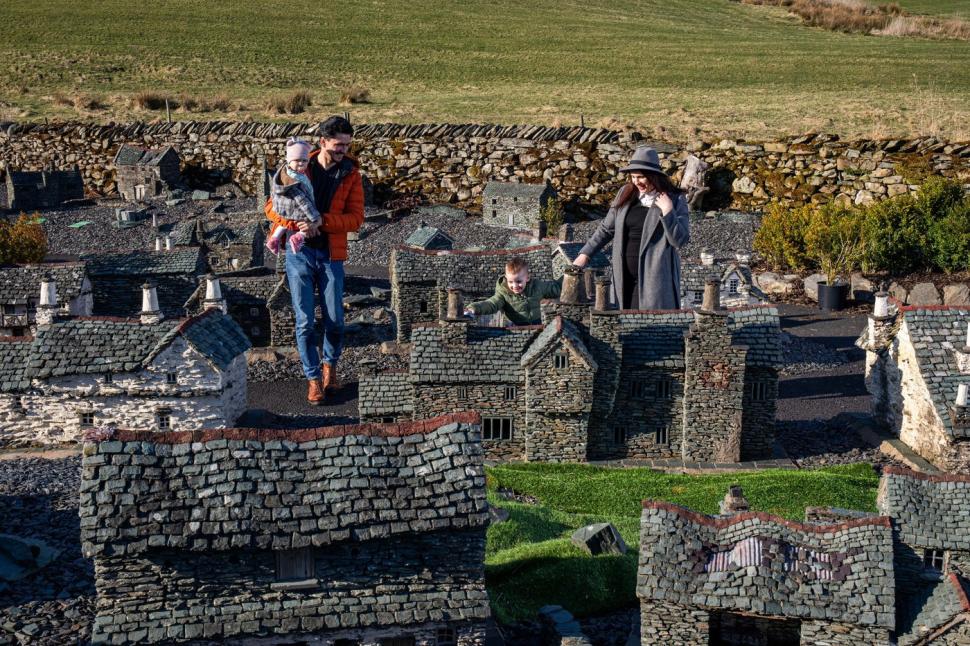 Pare un sat obișnuit cu 100 de case din piatră. Fotografiile cu oameni pe străzi dezvăluie însă ceva inedit 959685