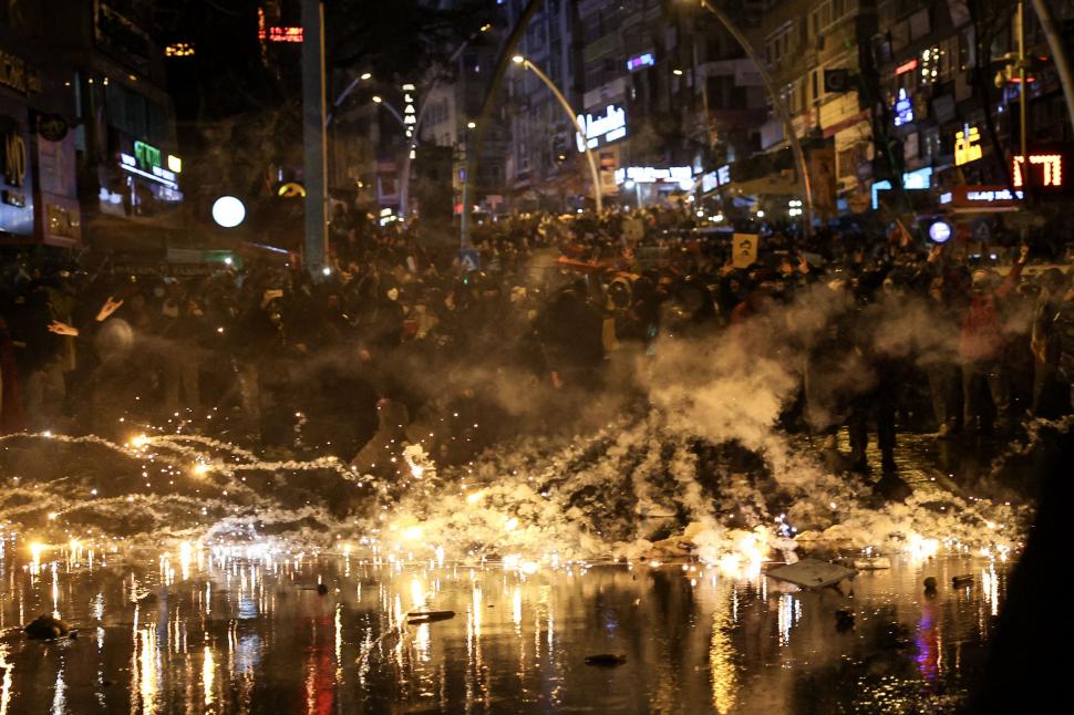 Protestele uriașe zguduie Turcia. Peste 1.000 de oameni au fost arestați. Polițiștii au tras cu gloanțe de cauciuc 959707