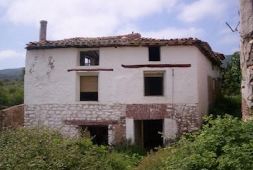 O mică localitate din nordul Spaniei, cu 9 case, ferme și un turn de biserică, a fost scoasă la vânzare cu 60.000 de euro 960075