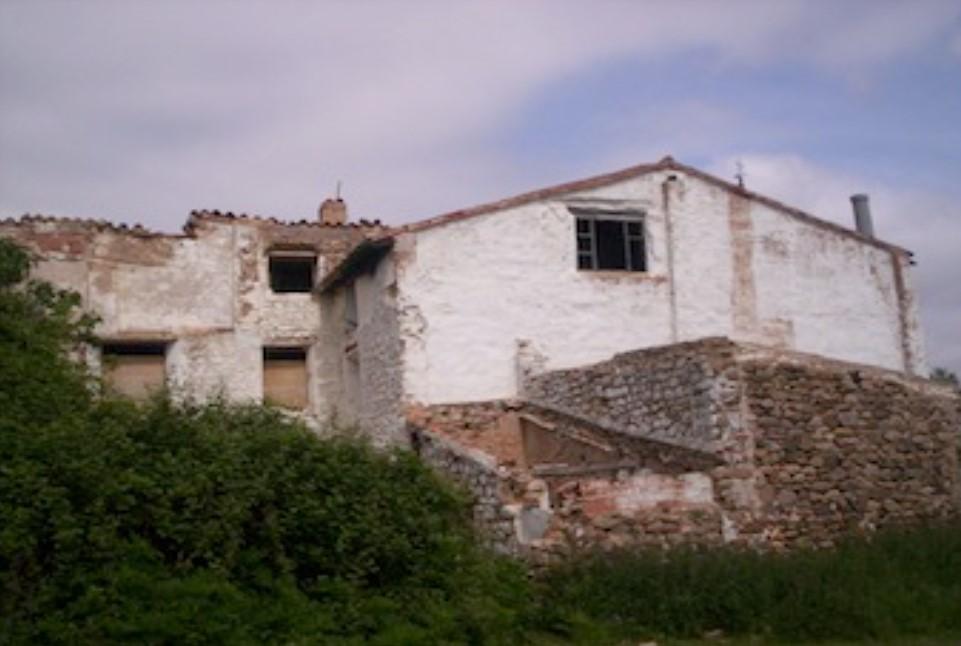 O mică localitate din nordul Spaniei, cu 9 case, ferme și un turn de biserică, a fost scoasă la vânzare cu 60.000 de euro 960076