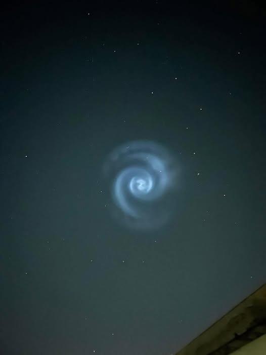 Spirale albastre luminoase pe cerul Europei. Apar informații despre fenomenul nemaivăzut: Ar avea legătură cu SpaceX 959875