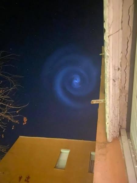 Spirale albastre luminoase pe cerul Europei. Apar informații despre fenomenul nemaivăzut: Ar avea legătură cu SpaceX 959876