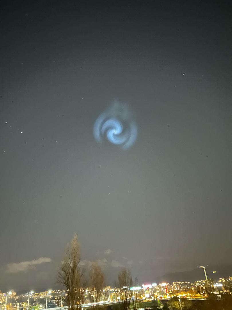 Spirale albastre luminoase pe cerul Europei. Apar informații despre fenomenul nemaivăzut: Ar avea legătură cu SpaceX 959878