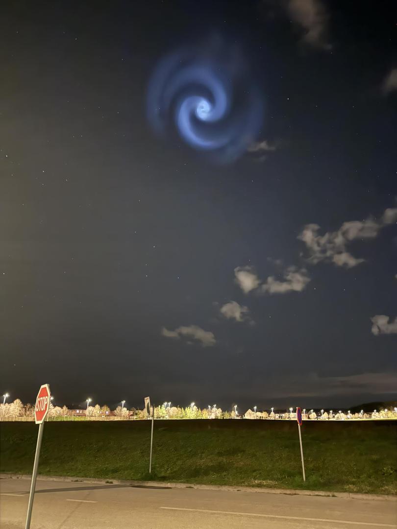 Spirale albastre luminoase pe cerul Europei. Apar informații despre fenomenul nemaivăzut: Ar avea legătură cu SpaceX 959879