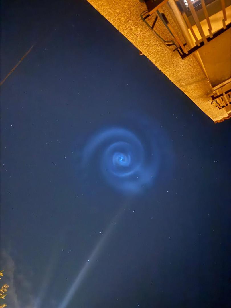 Spirale albastre luminoase pe cerul Europei. Apar informații despre fenomenul nemaivăzut: Ar avea legătură cu SpaceX 959880
