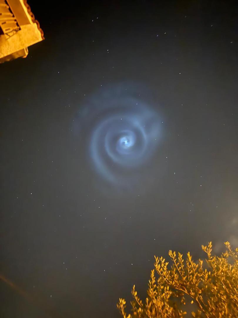 Spirale albastre luminoase pe cerul Europei. Apar informații despre fenomenul nemaivăzut: Ar avea legătură cu SpaceX 959881
