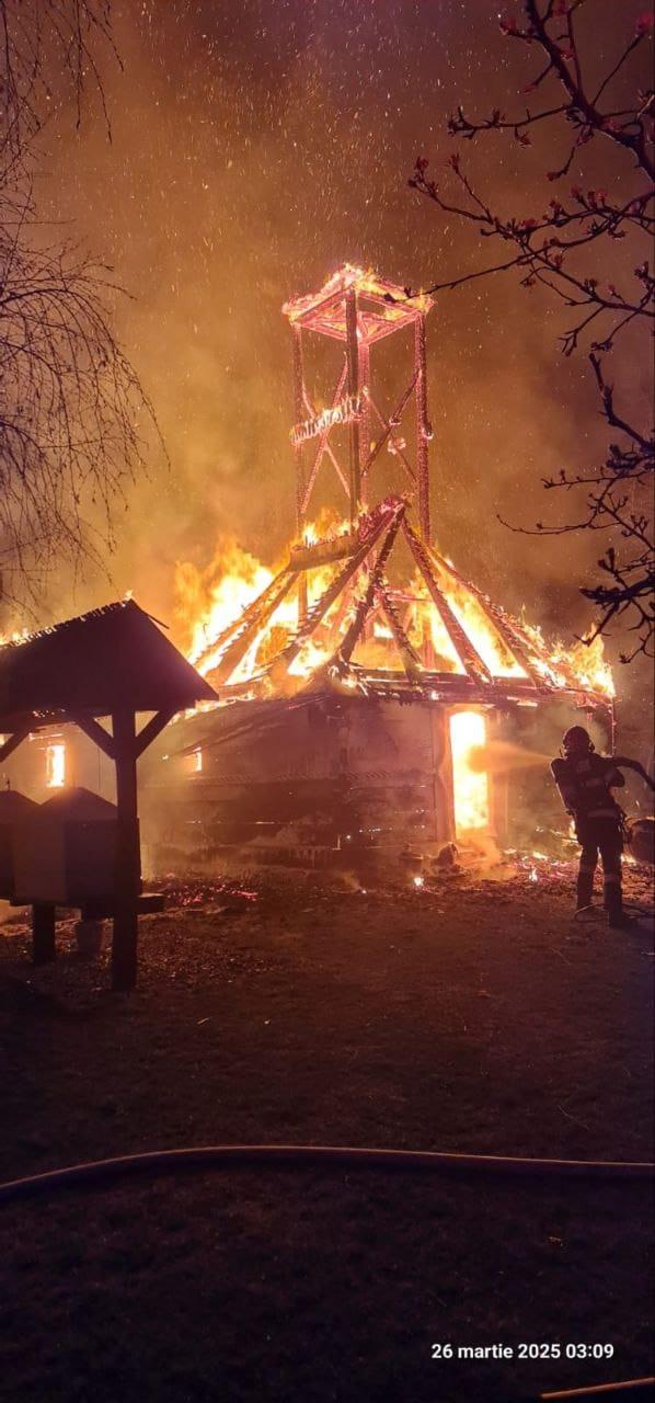 Biserica din lemn din Topla, din Muzeul Satului Timișoara, a ars complet. Era din 1746 și urma să fie inclusă pe lista monumentelor 960172