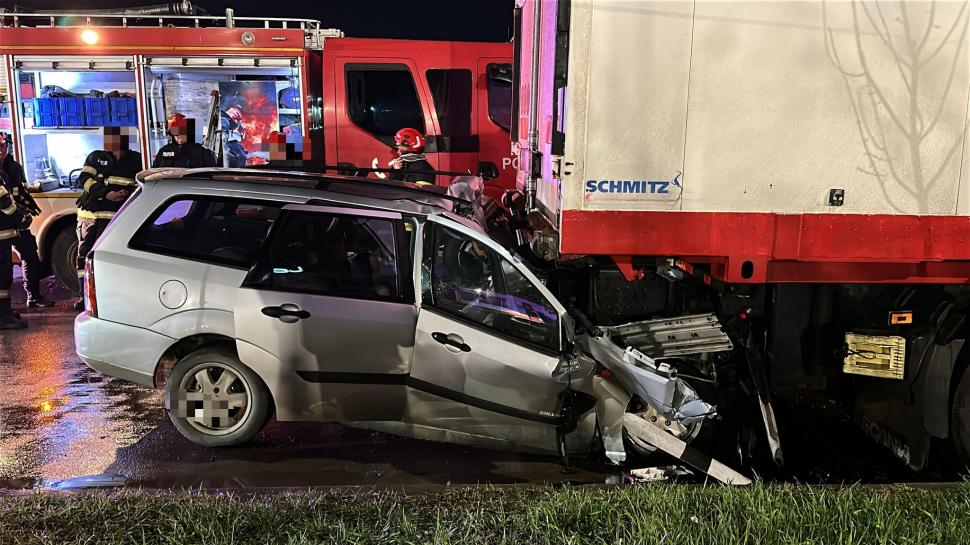 Accident grav în Iași: Un șofer de 19 ani a intrat cu mașina sub un TIR staționat. Tânărul avea permis de conducere de doar o lună 960772