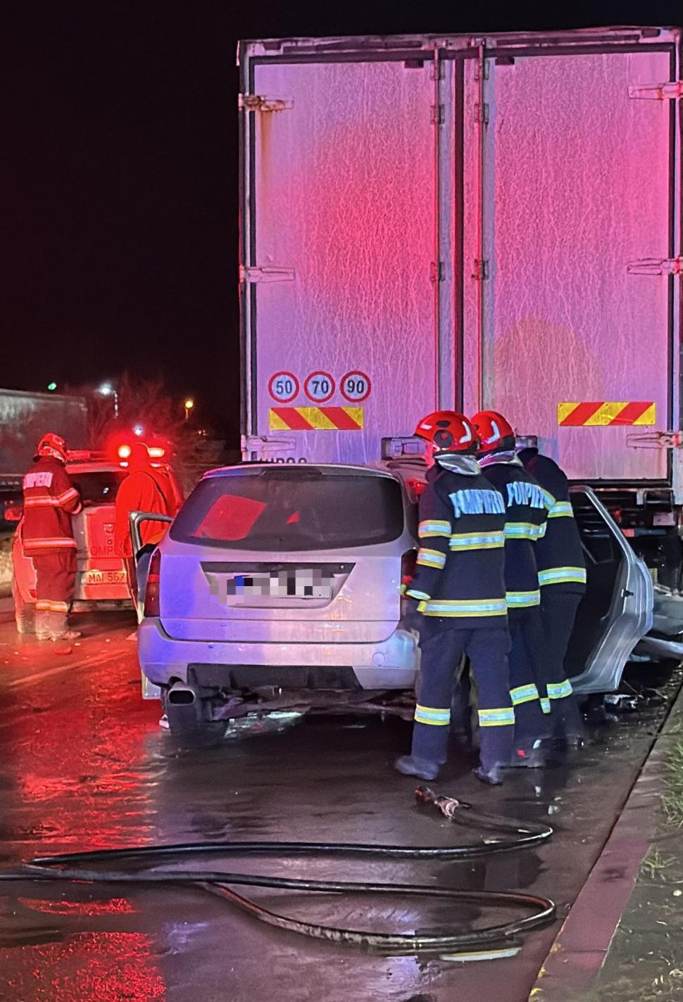 Accident grav în Iași: Un șofer de 19 ani a intrat cu mașina sub un TIR staționat. Tânărul avea permis de conducere de doar o lună 960773