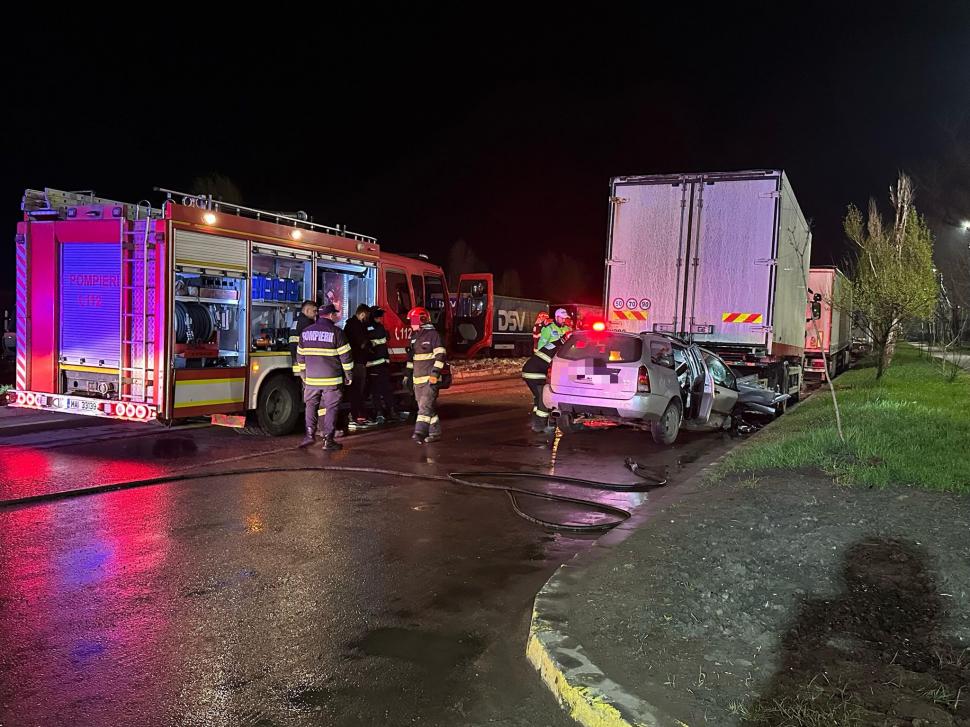 Accident grav în Iași: Un șofer de 19 ani a intrat cu mașina sub un TIR staționat. Tânărul avea permis de conducere de doar o lună 960774