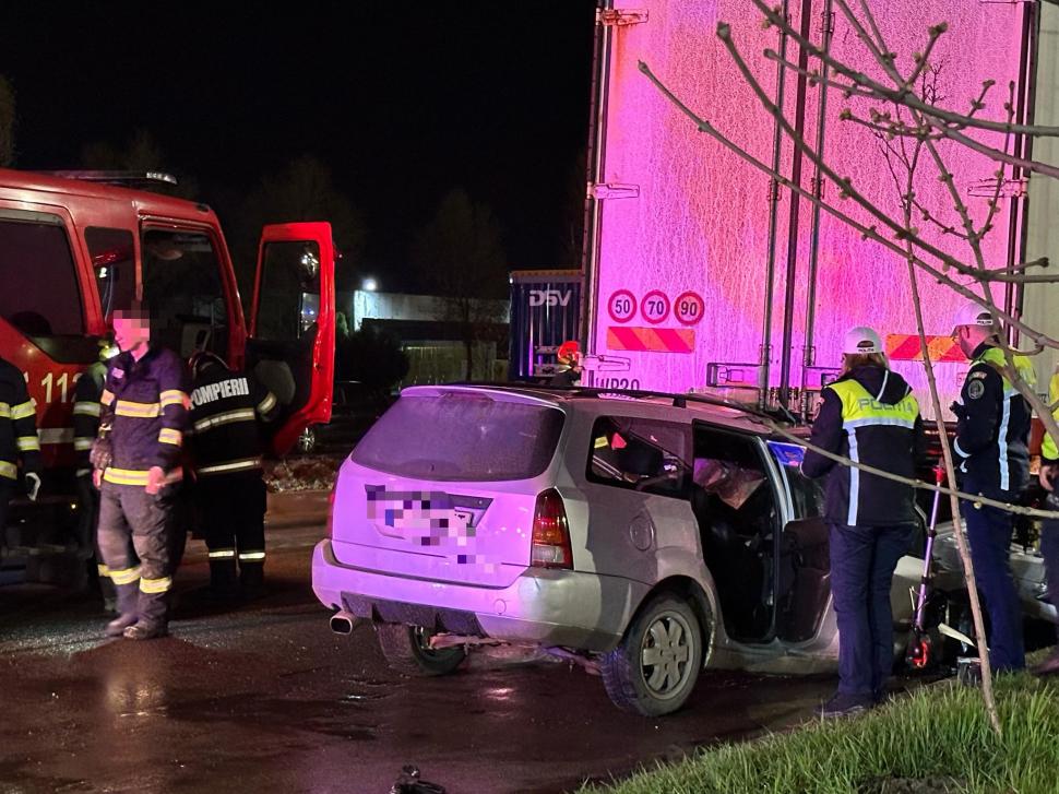 Accident grav în Iași: Un șofer de 19 ani a intrat cu mașina sub un TIR staționat. Tânărul avea permis de conducere de doar o lună 960775