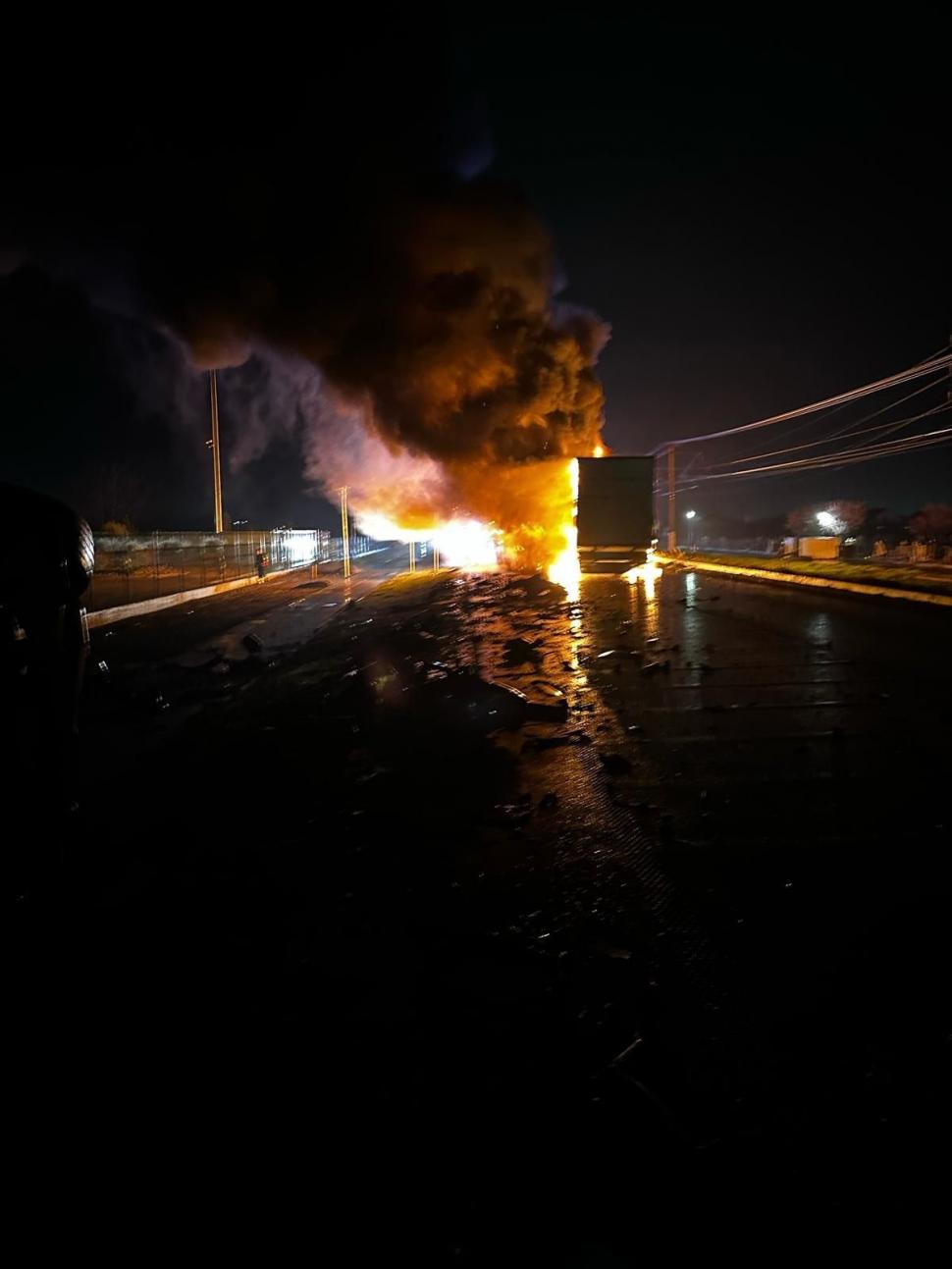 Accident grav în Arad: Un autotren şi o basculantă s-au ciocnit pe DN 7. Ambii șoferi au murit 960517