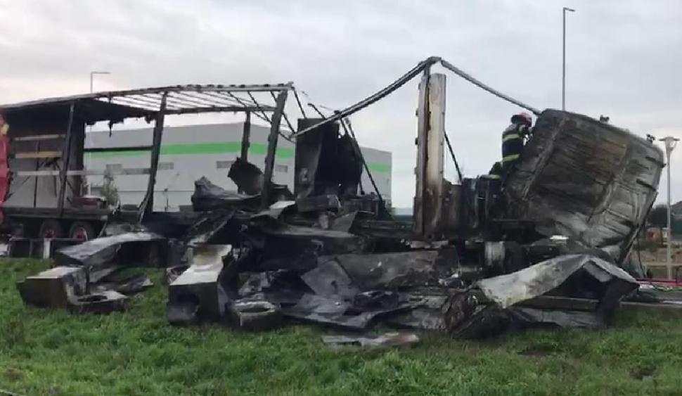 Accident grav în Arad: Un autotren şi o basculantă s-au ciocnit pe DN 7. Ambii șoferi au murit 960522