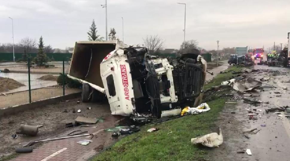 Accident grav în Arad: Un autotren şi o basculantă s-au ciocnit pe DN 7. Ambii șoferi au murit 960523