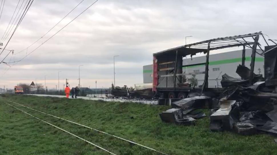Accident grav în Arad: Un autotren şi o basculantă s-au ciocnit pe DN 7. Ambii șoferi au murit 960524