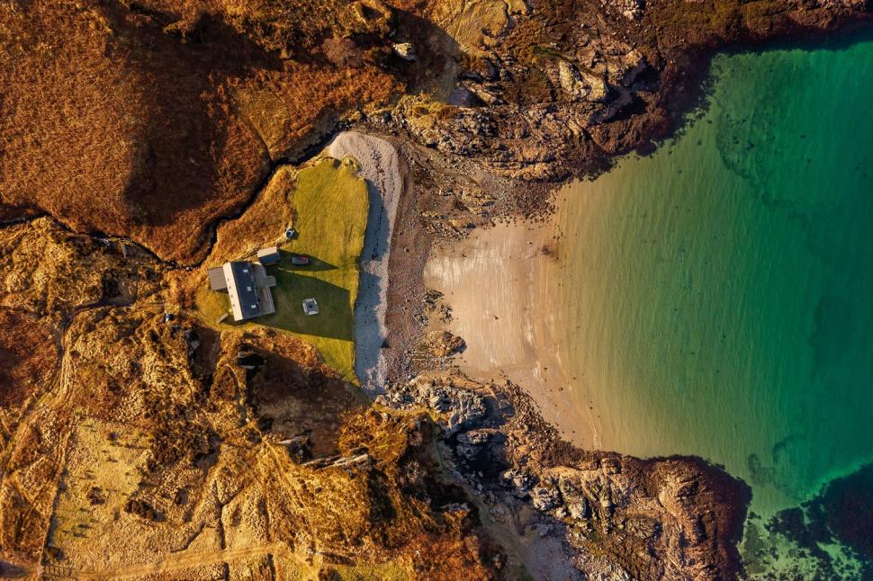 Oamenii sunt fascinați de această casă de vacanță scoasă la vânzare la un preț incredibil. Există, însă, o problemă 960617