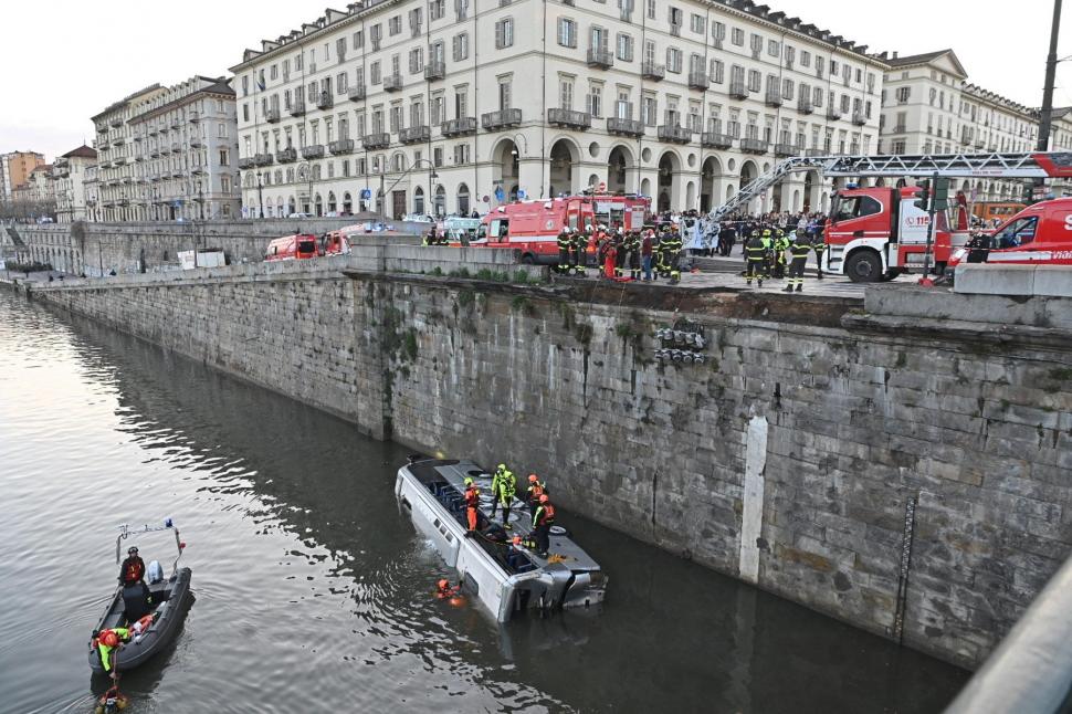 VIDEO Momentul în care un autobuz a căzut în apele unui râu din centrul oraşului Torino, sub ochii îngroziţi a zeci de turişti 960560