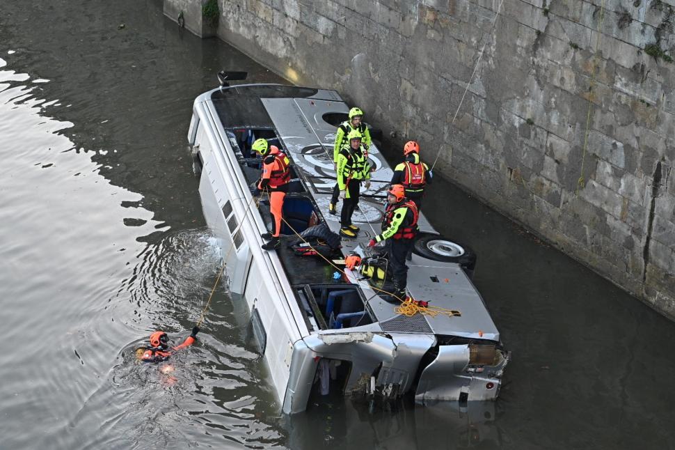 VIDEO Momentul în care un autobuz a căzut în apele unui râu din centrul oraşului Torino, sub ochii îngroziţi a zeci de turişti 960561