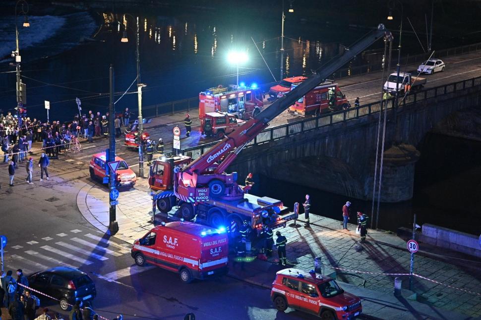 VIDEO Momentul în care un autobuz a căzut în apele unui râu din centrul oraşului Torino, sub ochii îngroziţi a zeci de turişti 960562