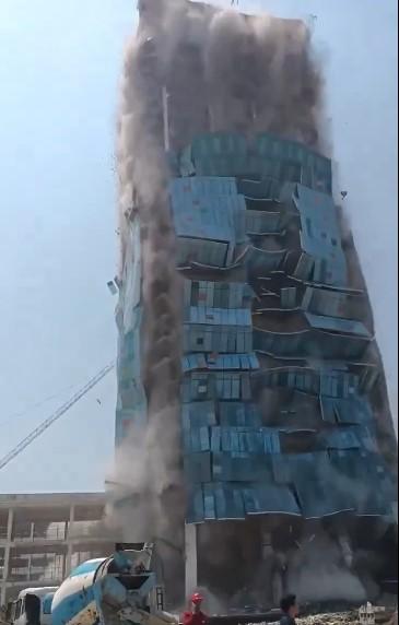 Momentul în care un zgârie nori din Bangkok se prăbușește după cutremurul de 7,7. Piscinele de pe hoteluri s-au revărsat în stradă 960833