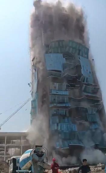 Momentul în care un zgârie nori din Bangkok se prăbușește după cutremurul de 7,7. Piscinele de pe hoteluri s-au revărsat în stradă 960834