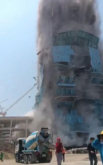 Momentul în care un zgârie nori din Bangkok se prăbușește după cutremurul de 7,7. Piscinele de pe hoteluri s-au revărsat în stradă 960835