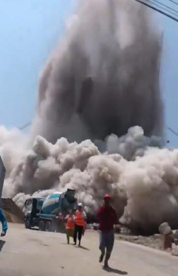 Momentul în care un zgârie nori din Bangkok se prăbușește după cutremurul de 7,7. Piscinele de pe hoteluri s-au revărsat în stradă 960838