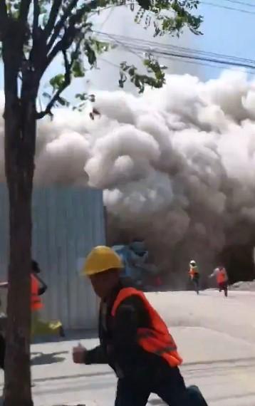 Momentul în care un zgârie nori din Bangkok se prăbușește după cutremurul de 7,7. Piscinele de pe hoteluri s-au revărsat în stradă 960839