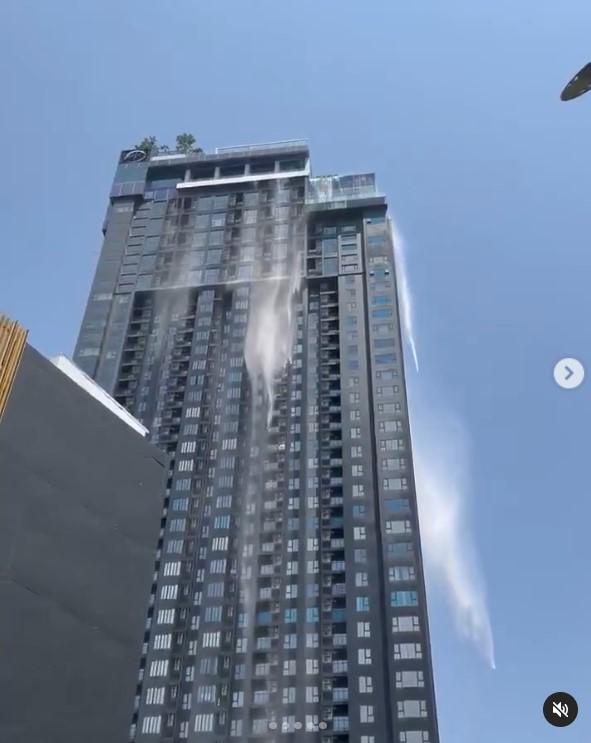 Momentul în care un zgârie nori din Bangkok se prăbușește după cutremurul de 7,7. Piscinele de pe hoteluri s-au revărsat în stradă 960848